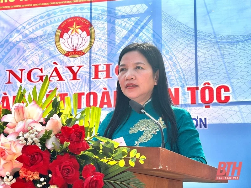 Trưởng Ban Dân vận Tỉnh ủy, Chủ tịch Ủy ban MTTQ tỉnh dự Ngày hội Đại đoàn kết toàn dân tộc tại khu dân cư Sơn Thắng