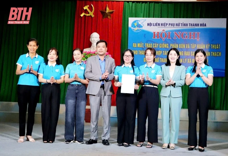 Ra mắt và trao vật tư cho Hợp tác xã trồng rau sạch Nhuận Thạch