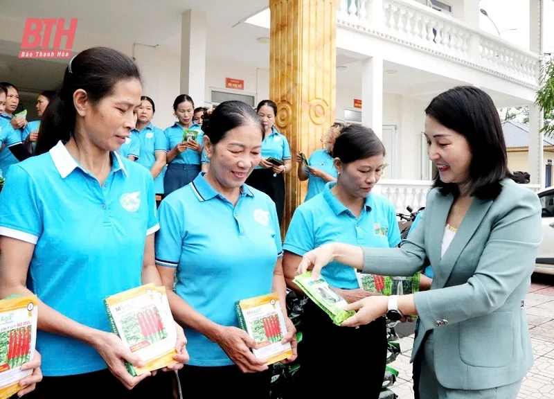 Ra mắt và trao vật tư cho Hợp tác xã trồng rau sạch Nhuận Thạch
