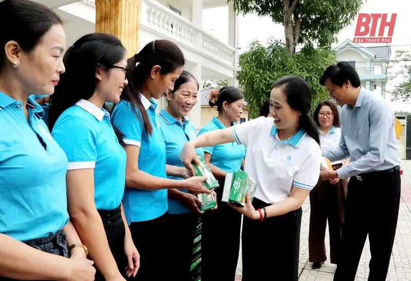 Ra mắt và trao vật tư cho Hợp tác xã trồng rau sạch Nhuận Thạch
