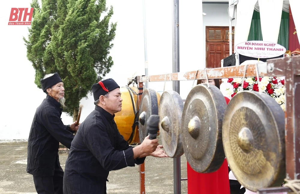 Chủ tịch UBND tỉnh Đỗ Minh Tuấn dự Ngày hội Đại đoàn kết toàn dân tộc tại khu dân cư thôn 5, xã Cán Khê
