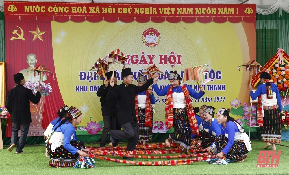 Chủ tịch UBND tỉnh Đỗ Minh Tuấn dự Ngày hội Đại đoàn kết toàn dân tộc tại khu dân cư thôn 5, xã Cán Khê