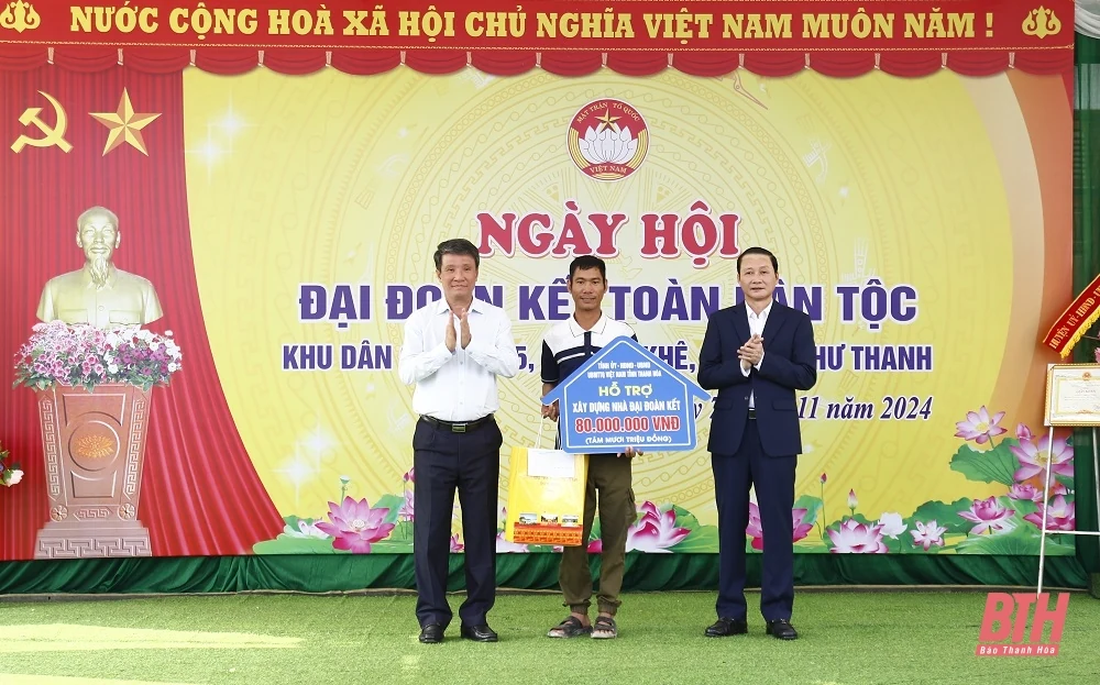 Chủ tịch UBND tỉnh Đỗ Minh Tuấn dự Ngày hội Đại đoàn kết toàn dân tộc tại khu dân cư thôn 5, xã Cán Khê