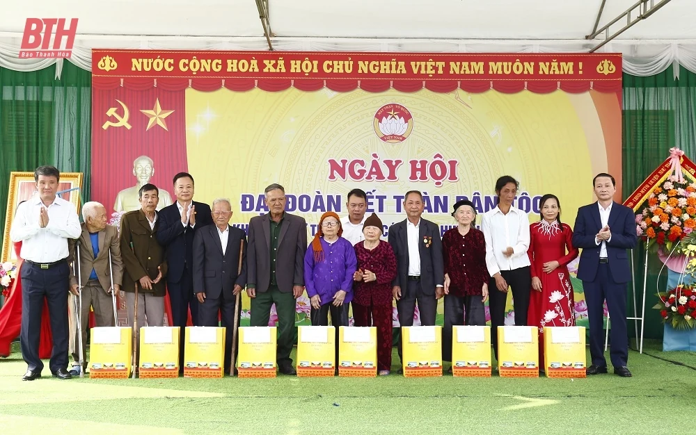 Chủ tịch UBND tỉnh Đỗ Minh Tuấn dự Ngày hội Đại đoàn kết toàn dân tộc tại khu dân cư thôn 5, xã Cán Khê