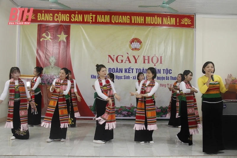 Phó Chủ tịch UBND tỉnh Mai Xuân Liêm chung vui Ngày hội Đại đoàn kết toàn dân tộc với cán bộ và Nhân dân thôn Ngọc Sinh