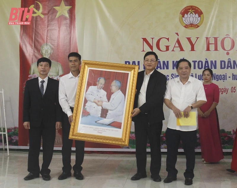 Phó Chủ tịch UBND tỉnh Mai Xuân Liêm chung vui Ngày hội Đại đoàn kết toàn dân tộc với cán bộ và Nhân dân thôn Ngọc Sinh