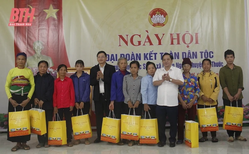Phó Chủ tịch UBND tỉnh Mai Xuân Liêm chung vui Ngày hội Đại đoàn kết toàn dân tộc với cán bộ và Nhân dân thôn Ngọc Sinh