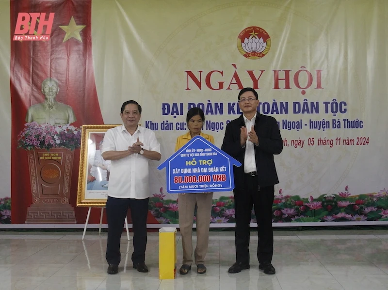 Phó Chủ tịch UBND tỉnh Mai Xuân Liêm chung vui Ngày hội Đại đoàn kết toàn dân tộc với cán bộ và Nhân dân thôn Ngọc Sinh