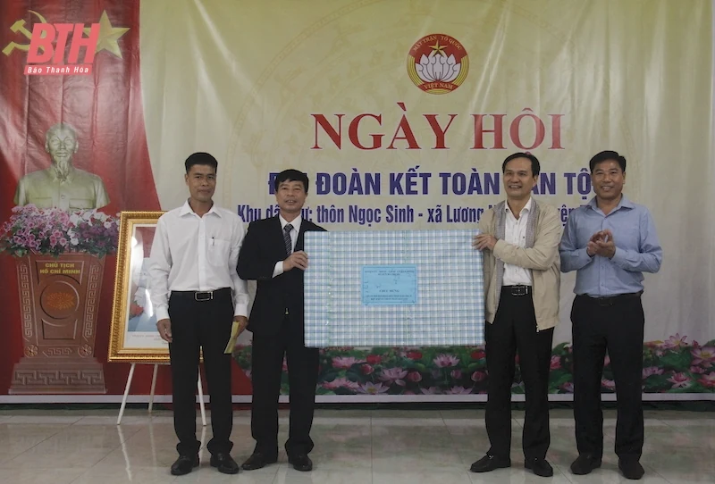 Phó Chủ tịch UBND tỉnh Mai Xuân Liêm chung vui Ngày hội Đại đoàn kết toàn dân tộc với cán bộ và Nhân dân thôn Ngọc Sinh