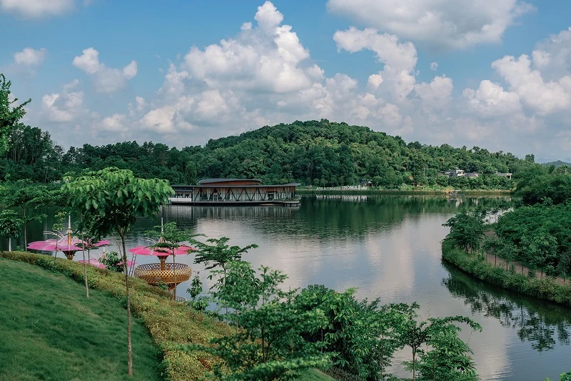 Chill cảnh bên hồ Vua Lê
