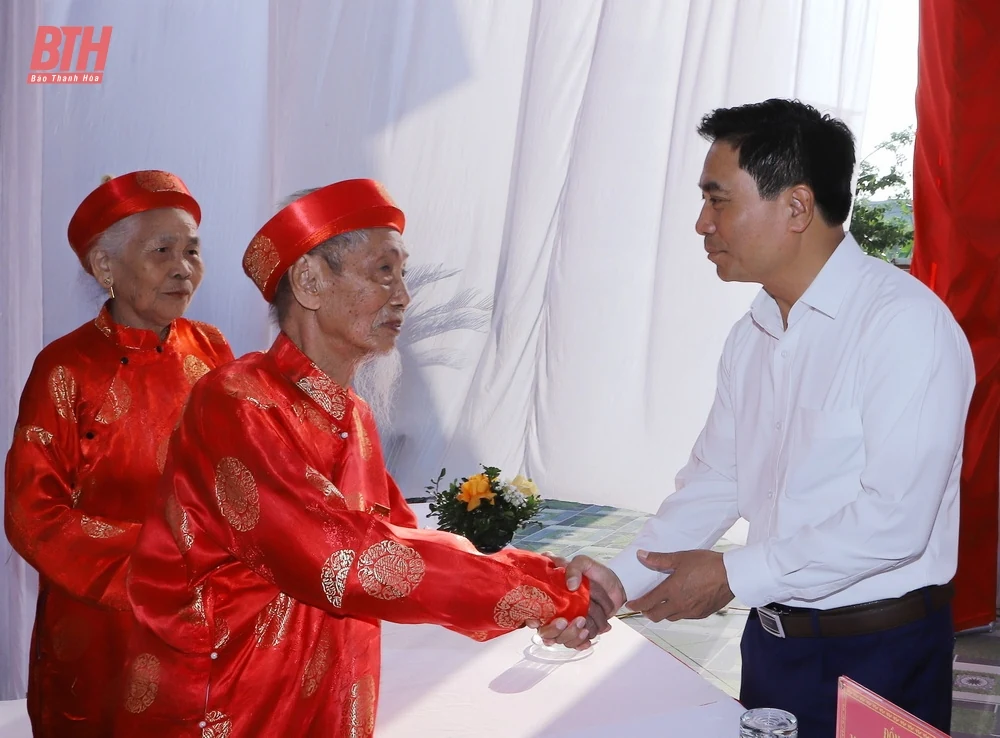 Phó Thủ tướng Chính phủ Lê Thành Long và Bí thư Tỉnh uỷ Nguyễn Doãn Anh chung vui Ngày hội Đại đoàn kết toàn dân tộc tại huyện Triệu Sơn