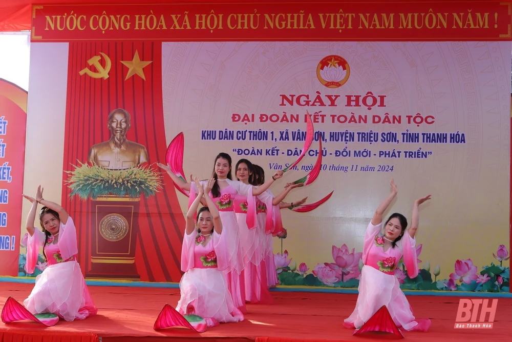 Phó Thủ tướng Chính phủ Lê Thành Long và Bí thư Tỉnh uỷ Nguyễn Doãn Anh chung vui Ngày hội Đại đoàn kết toàn dân tộc tại huyện Triệu Sơn