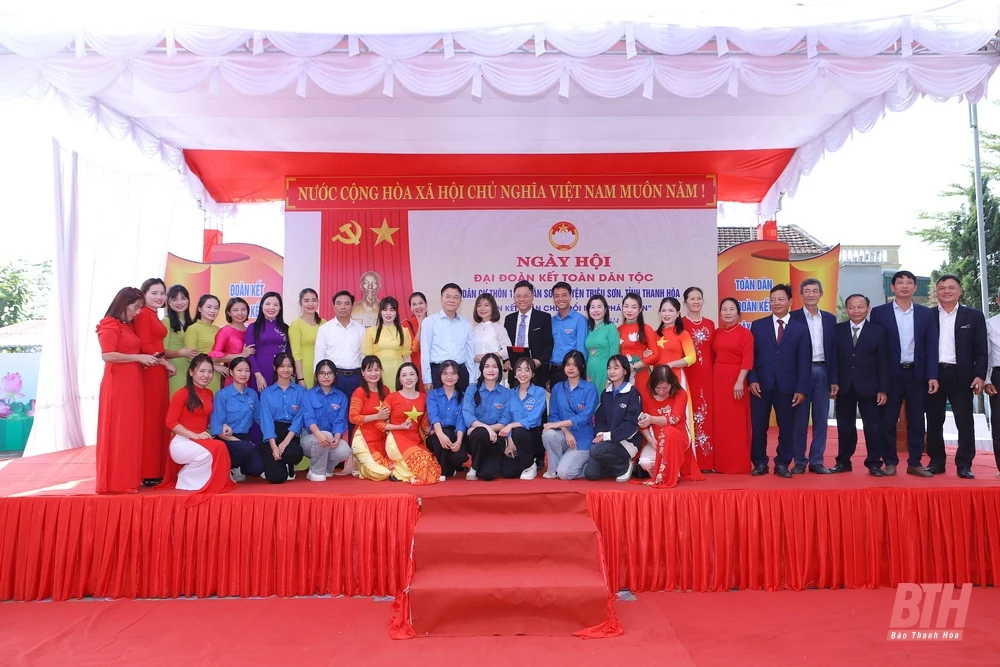Phó Thủ tướng Chính phủ Lê Thành Long và Bí thư Tỉnh uỷ Nguyễn Doãn Anh chung vui Ngày hội Đại đoàn kết toàn dân tộc tại huyện Triệu Sơn
