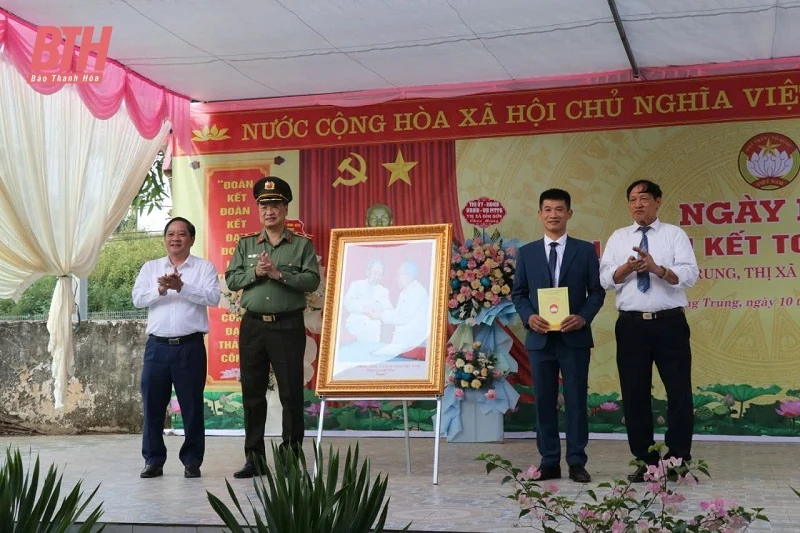 Giám đốc Công an tỉnh Trần Phú Hà dự Ngày hội Đại đoàn kết toàn dân tộc tại thị xã Bỉm Sơn