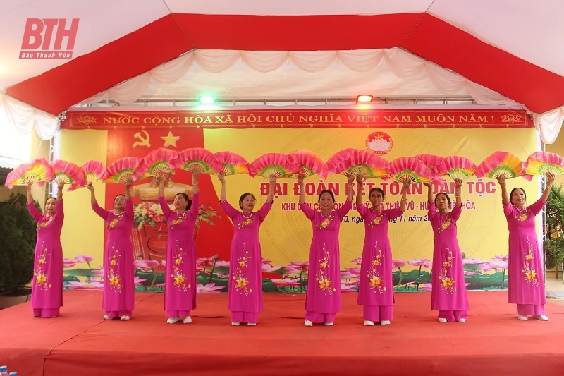 Phó Chủ tịch Thường trực HĐND tỉnh Lê Tiến Lam dự Ngày hội Đại đoàn kết toàn dân tộc tại khu dân cư thôn Lam Vỹ