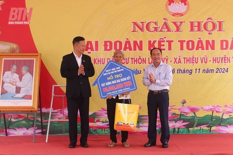 Phó Chủ tịch Thường trực HĐND tỉnh Lê Tiến Lam dự Ngày hội Đại đoàn kết toàn dân tộc tại khu dân cư thôn Lam Vỹ