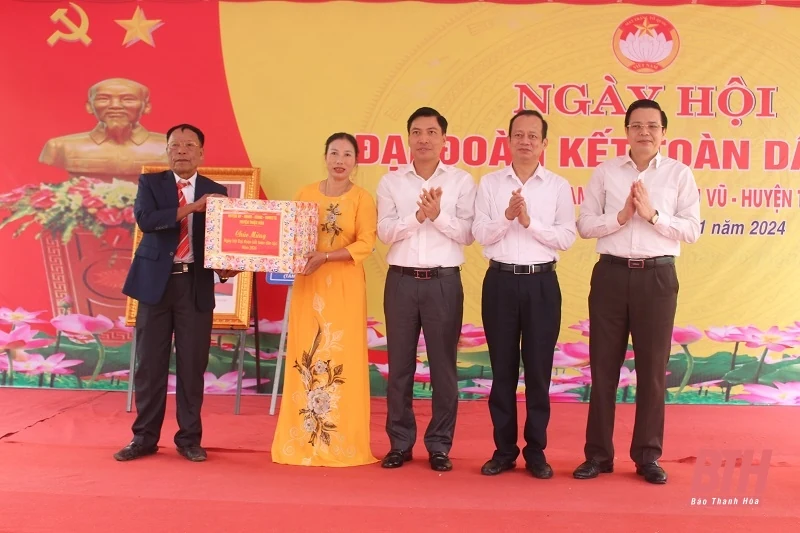 Phó Chủ tịch Thường trực HĐND tỉnh Lê Tiến Lam dự Ngày hội Đại đoàn kết toàn dân tộc tại khu dân cư thôn Lam Vỹ