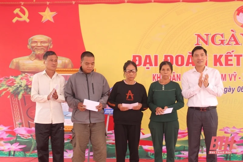 Phó Chủ tịch Thường trực HĐND tỉnh Lê Tiến Lam dự Ngày hội Đại đoàn kết toàn dân tộc tại khu dân cư thôn Lam Vỹ