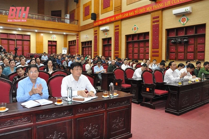 Chủ nhiệm Uỷ ban Kiểm tra Tỉnh ủy Lê Quang Hùng và các đại biểu HĐND tỉnh tiếp xúc cử tri huyện Cẩm Thủy