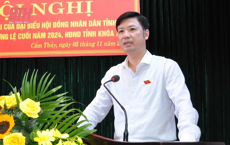 Chủ nhiệm Uỷ ban Kiểm tra Tỉnh ủy Lê Quang Hùng và các đại biểu HĐND tỉnh tiếp xúc cử tri huyện Cẩm Thủy