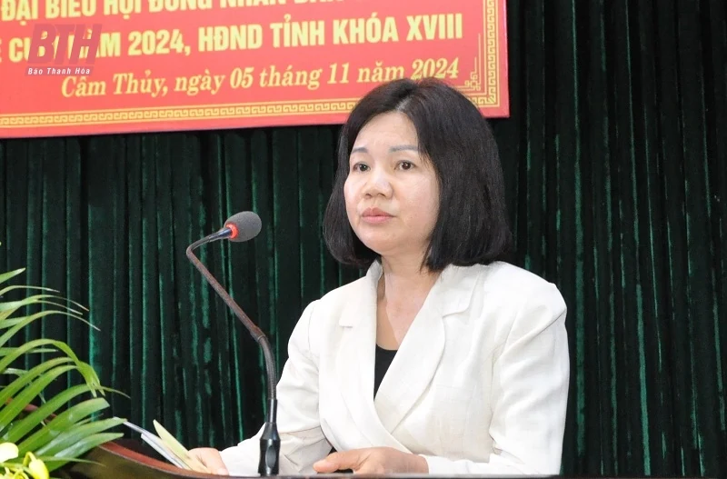 Chủ nhiệm Uỷ ban Kiểm tra Tỉnh ủy Lê Quang Hùng và các đại biểu HĐND tỉnh tiếp xúc cử tri huyện Cẩm Thủy