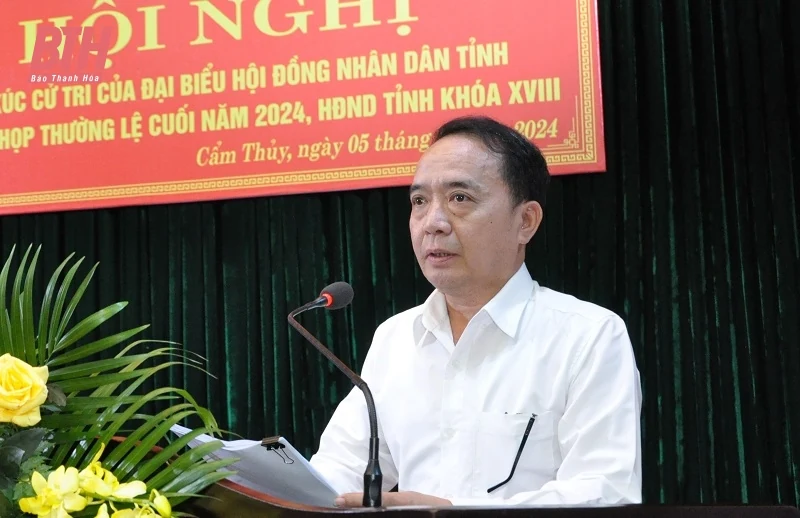 Chủ nhiệm Uỷ ban Kiểm tra Tỉnh ủy Lê Quang Hùng và các đại biểu HĐND tỉnh tiếp xúc cử tri huyện Cẩm Thủy