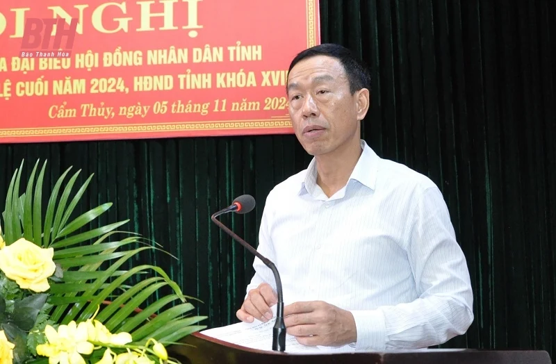 Chủ nhiệm Uỷ ban Kiểm tra Tỉnh ủy Lê Quang Hùng và các đại biểu HĐND tỉnh tiếp xúc cử tri huyện Cẩm Thủy