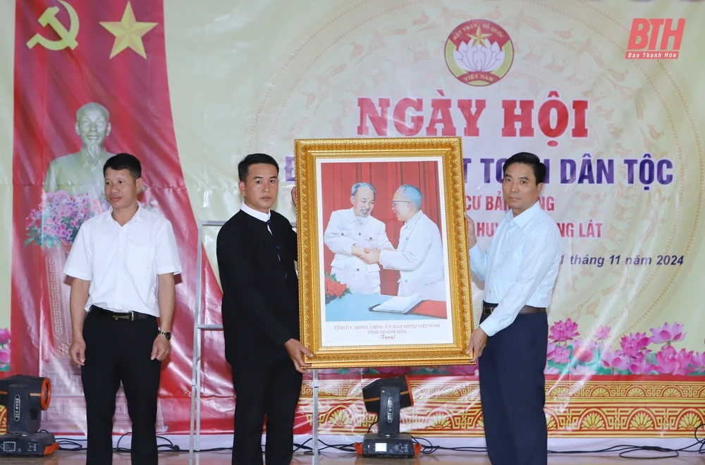 Bí thư Tỉnh ủy Nguyễn Doãn Anh chung vui ngày hội đại đoàn kết toàn dân tộc với cán bộ, Nhân dân bản Pùng, xã Quang Chiểu