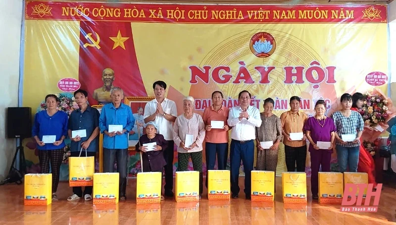 Trưởng Ban Tuyên giáo Tỉnh ủy Đào Xuân Yên chung vui Ngày hội Đại đoàn kết toàn dân tộc tại thôn Đà Sơn