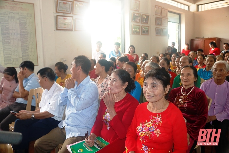 Trưởng Ban Tuyên giáo Tỉnh ủy Đào Xuân Yên chung vui Ngày hội Đại đoàn kết toàn dân tộc tại thôn Đà Sơn