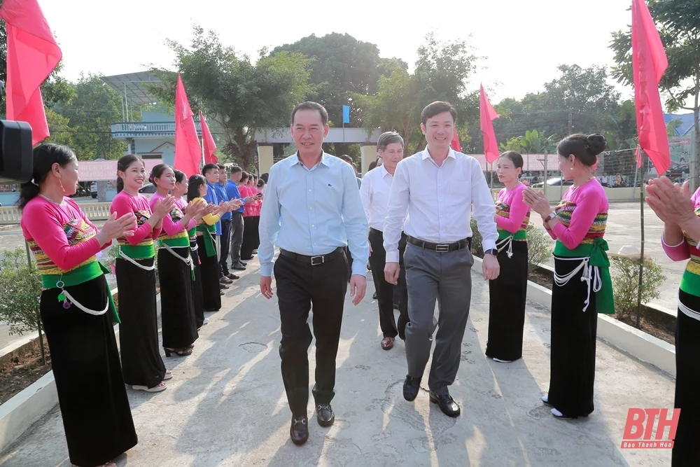 Phó Bí thư Tỉnh ủy Trịnh Tuấn Sinh dự Ngày hội Đại đoàn kết toàn dân tộc tại huyện Cẩm Thủy