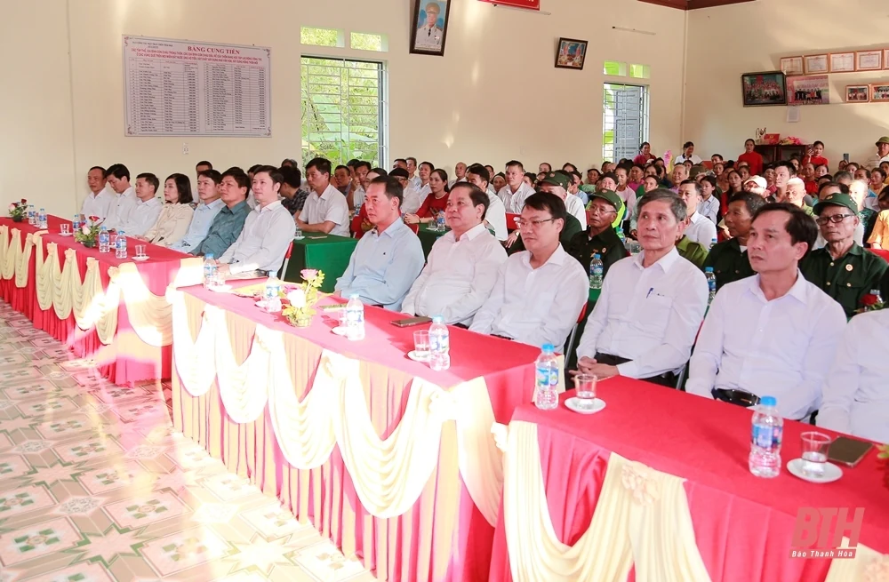 Phó Bí thư Tỉnh ủy Trịnh Tuấn Sinh dự Ngày hội Đại đoàn kết toàn dân tộc tại huyện Cẩm Thủy