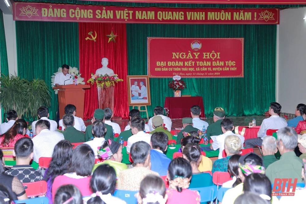 Phó Bí thư Tỉnh ủy Trịnh Tuấn Sinh dự Ngày hội Đại đoàn kết toàn dân tộc tại huyện Cẩm Thủy