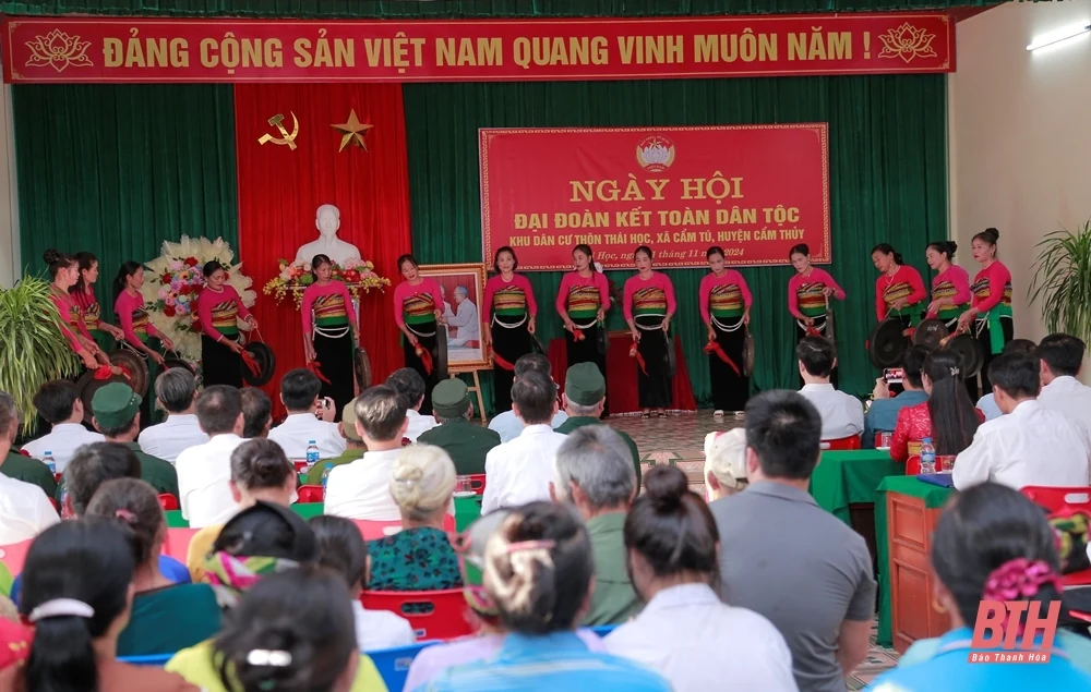 Phó Bí thư Tỉnh ủy Trịnh Tuấn Sinh dự Ngày hội Đại đoàn kết toàn dân tộc tại huyện Cẩm Thủy
