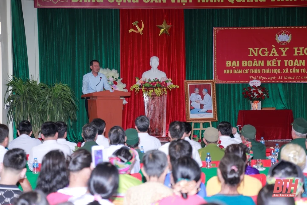 Phó Bí thư Tỉnh ủy Trịnh Tuấn Sinh dự Ngày hội Đại đoàn kết toàn dân tộc tại huyện Cẩm Thủy