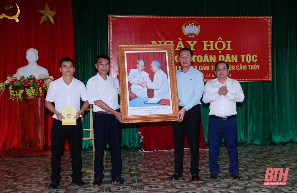 Phó Bí thư Tỉnh ủy Trịnh Tuấn Sinh dự Ngày hội Đại đoàn kết toàn dân tộc tại huyện Cẩm Thủy