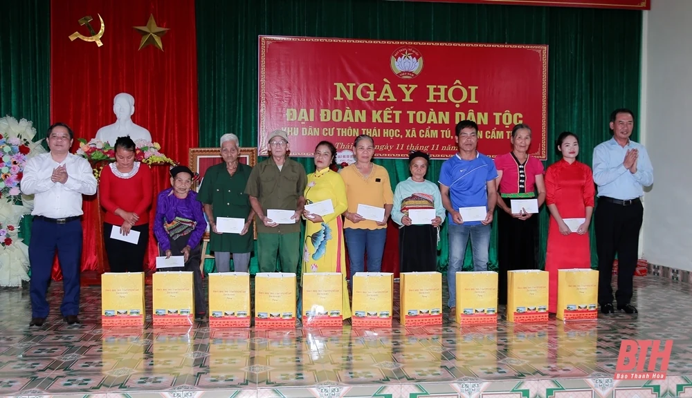 Phó Bí thư Tỉnh ủy Trịnh Tuấn Sinh dự Ngày hội Đại đoàn kết toàn dân tộc tại huyện Cẩm Thủy