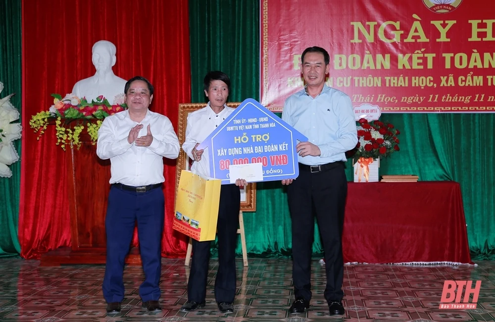Phó Bí thư Tỉnh ủy Trịnh Tuấn Sinh dự Ngày hội Đại đoàn kết toàn dân tộc tại huyện Cẩm Thủy