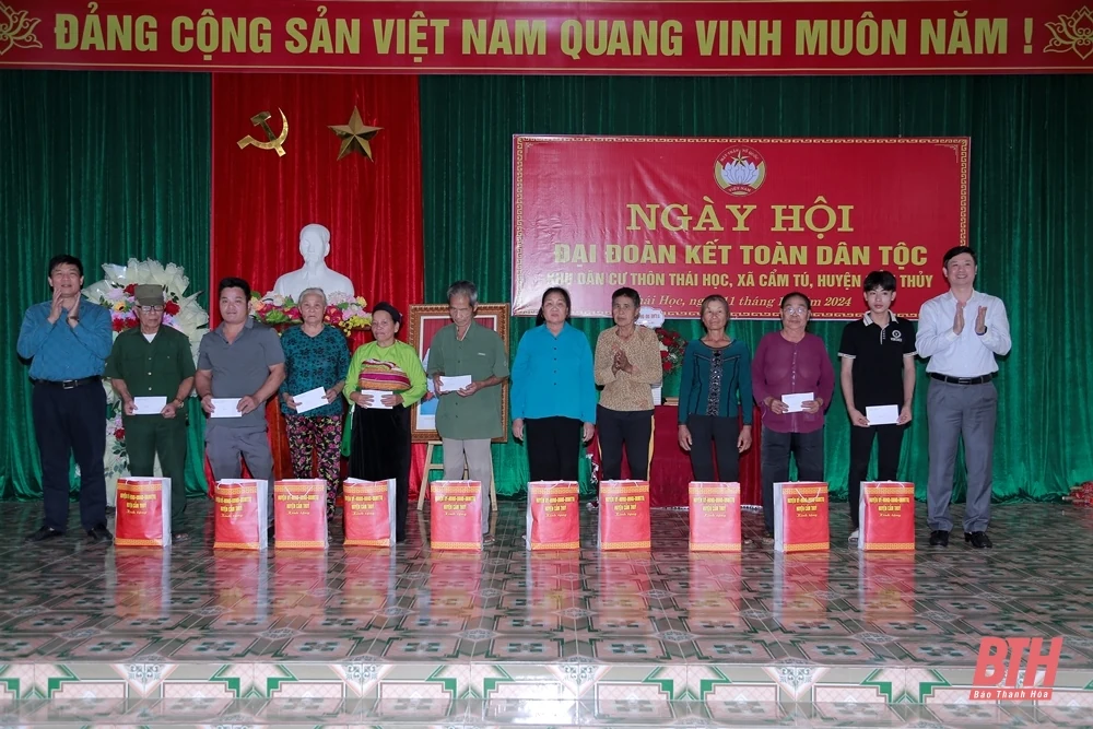 Phó Bí thư Tỉnh ủy Trịnh Tuấn Sinh dự Ngày hội Đại đoàn kết toàn dân tộc tại huyện Cẩm Thủy