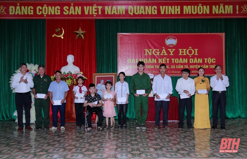 Phó Bí thư Tỉnh ủy Trịnh Tuấn Sinh dự Ngày hội Đại đoàn kết toàn dân tộc tại huyện Cẩm Thủy
