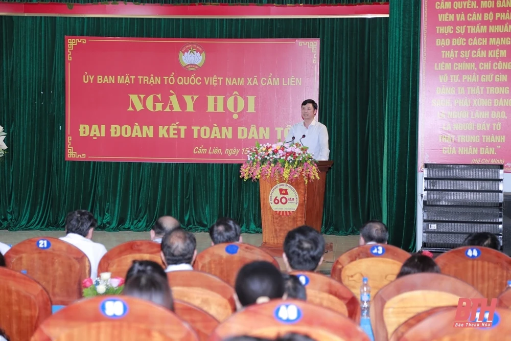 Nguyên Phó Chủ tịch Thường trực Quốc hội Tòng Thị Phóng thăm, tặng quà tại huyện Cẩm Thủy