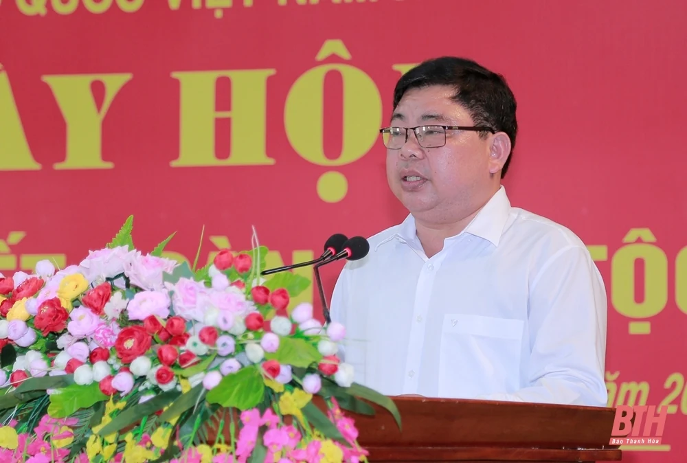 Nguyên Phó Chủ tịch Thường trực Quốc hội Tòng Thị Phóng thăm, tặng quà tại huyện Cẩm Thủy