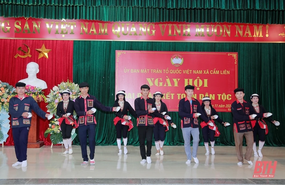 Nguyên Phó Chủ tịch Thường trực Quốc hội Tòng Thị Phóng thăm, tặng quà tại huyện Cẩm Thủy