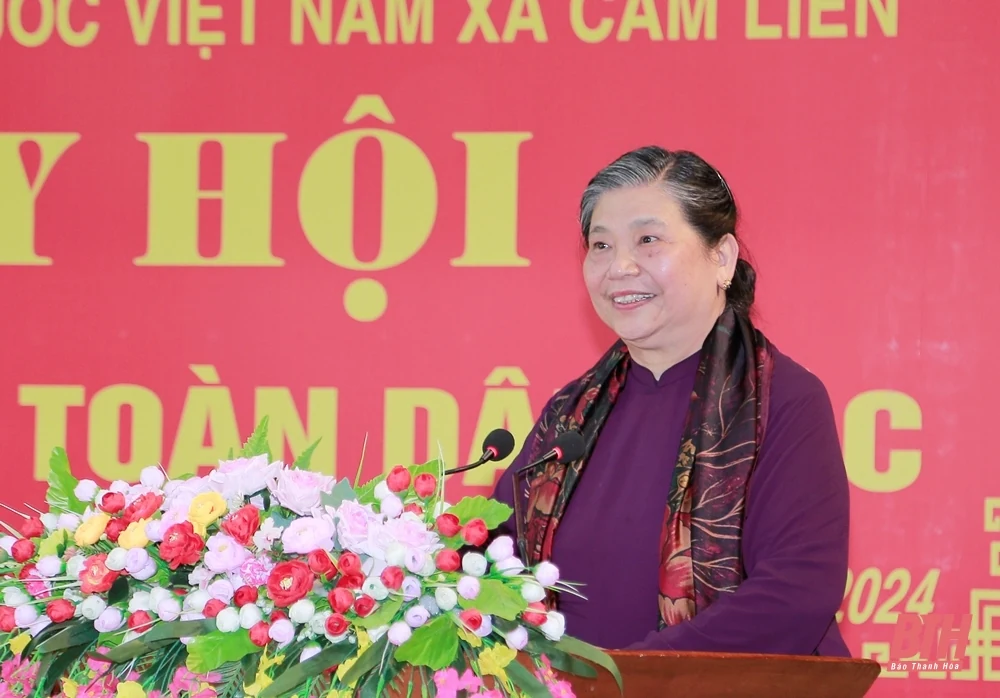 Nguyên Phó Chủ tịch Thường trực Quốc hội Tòng Thị Phóng thăm, tặng quà tại huyện Cẩm Thủy