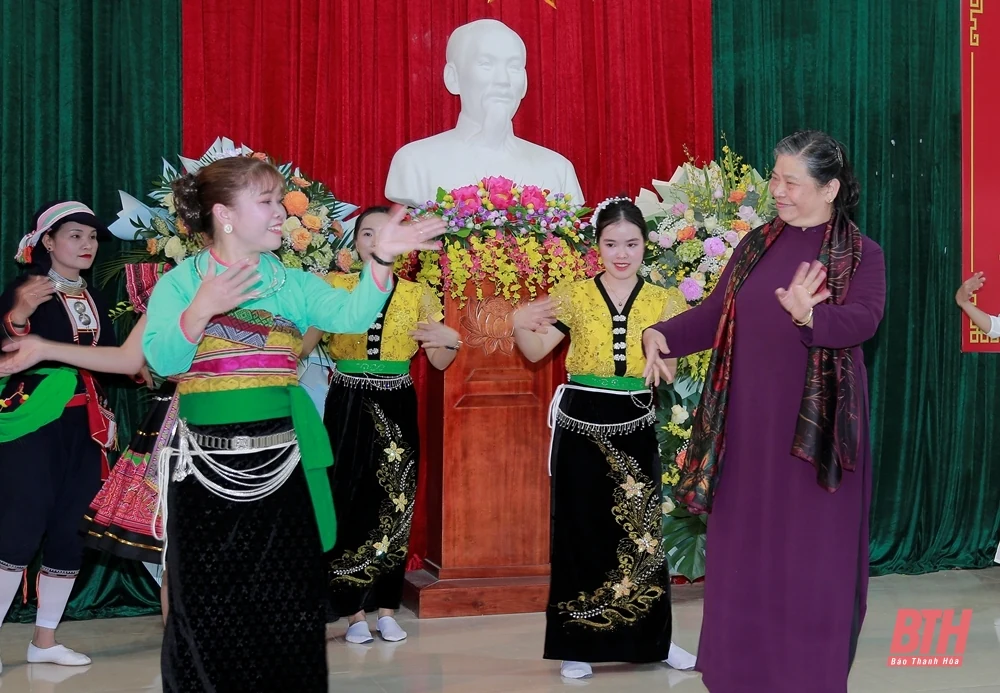Nguyên Phó Chủ tịch Thường trực Quốc hội Tòng Thị Phóng thăm, tặng quà tại huyện Cẩm Thủy