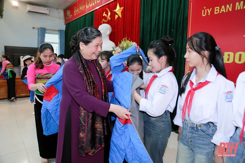 Nguyên Phó Chủ tịch Thường trực Quốc hội Tòng Thị Phóng thăm, tặng quà tại huyện Cẩm Thủy