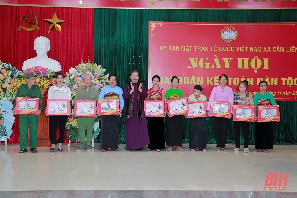 Nguyên Phó Chủ tịch Thường trực Quốc hội Tòng Thị Phóng thăm, tặng quà tại huyện Cẩm Thủy