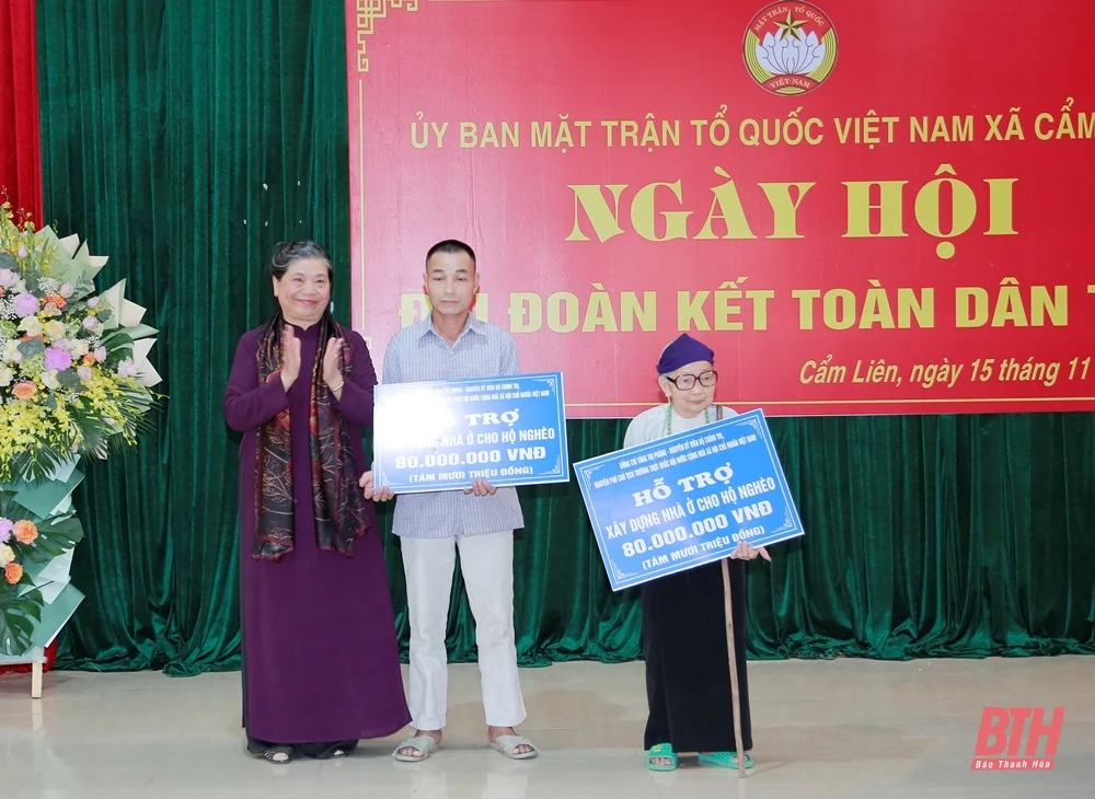 Nguyên Phó Chủ tịch Thường trực Quốc hội Tòng Thị Phóng thăm, tặng quà tại huyện Cẩm Thủy