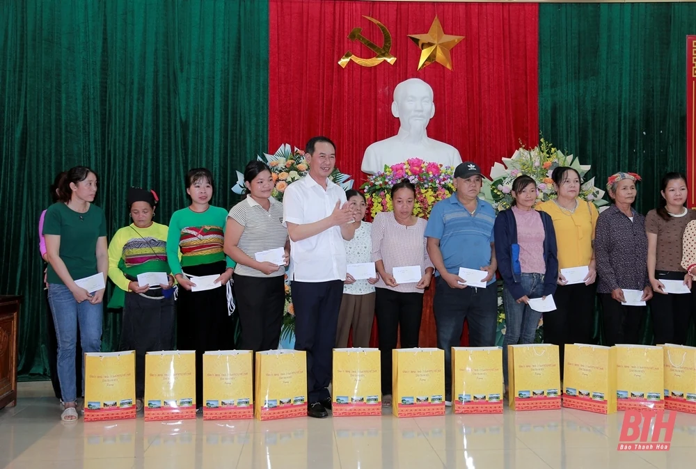 Nguyên Phó Chủ tịch Thường trực Quốc hội Tòng Thị Phóng thăm, tặng quà tại huyện Cẩm Thủy