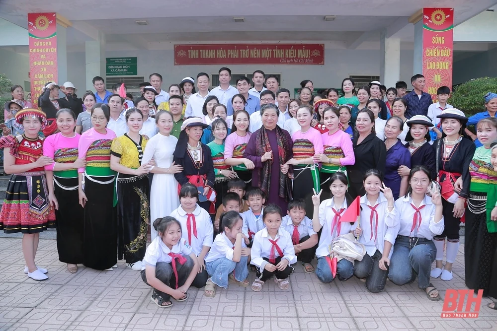 Nguyên Phó Chủ tịch Thường trực Quốc hội Tòng Thị Phóng thăm, tặng quà tại huyện Cẩm Thủy